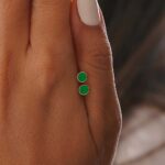 گوشواره طلا میخی مدل دایره با مینای سبز روشن - Image 2